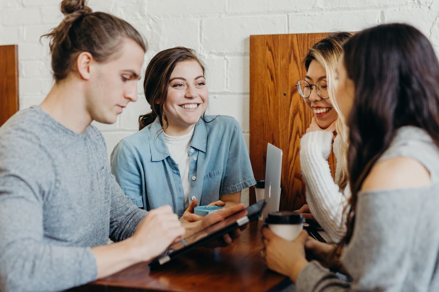 Un groupe d’amis et de collègues réunis et souriants
